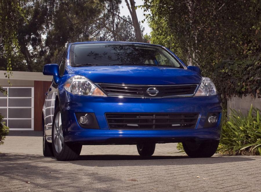  Nissan Versa Hatchback 2009 года  (фото 1 из 4)